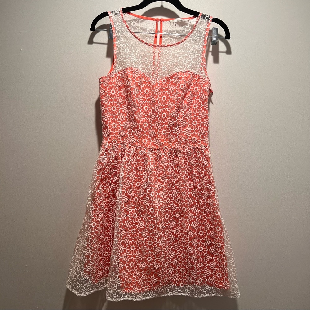 LC Lauren Conrad Lacey Floral sleeveless‎ Dress, Coral w white overlay, size 6
